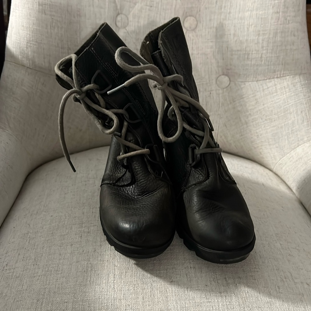 Sorel wedge boots women size 6.5